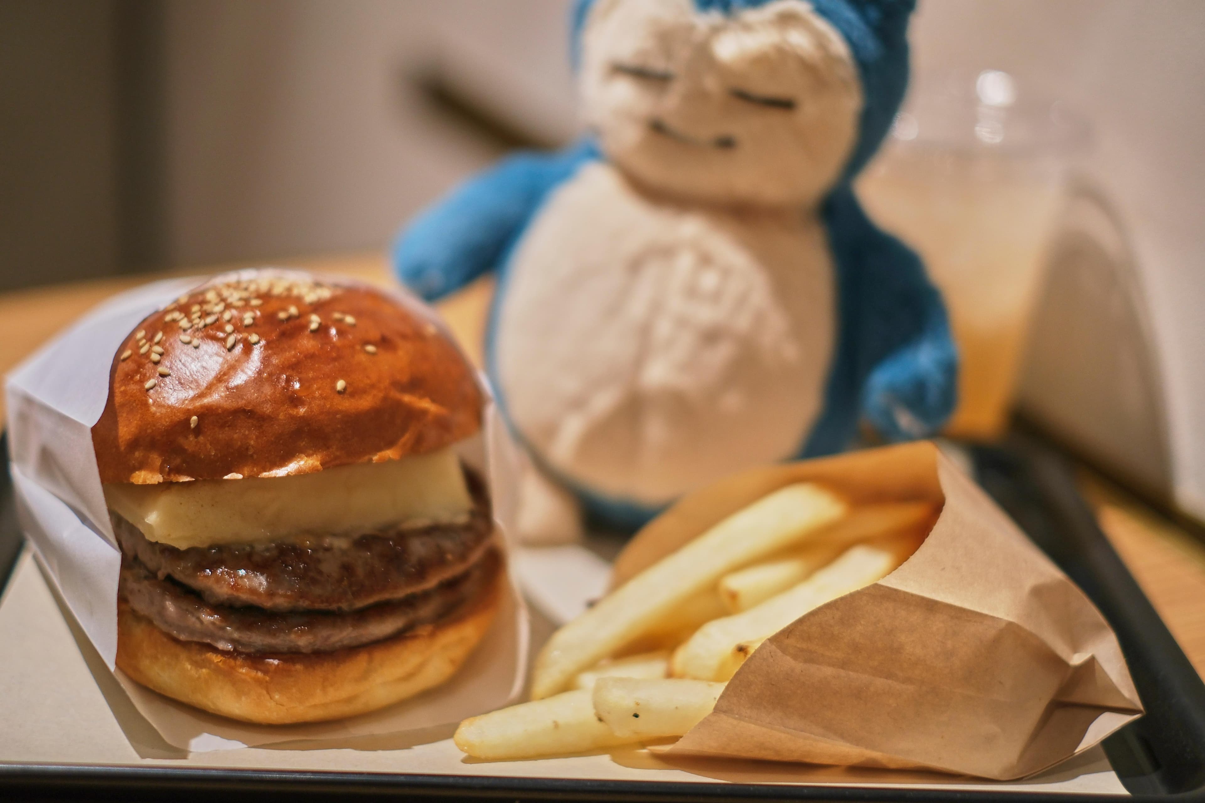 バーガー食べる